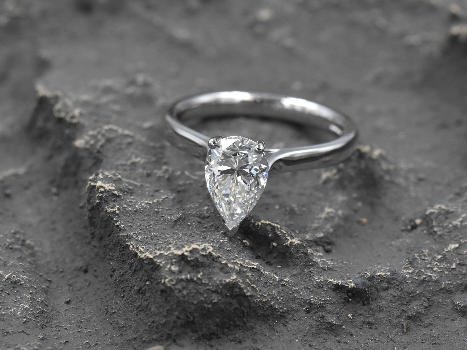 Pear cut solitaire 1.72ct F-VS1 GIA - Image 2