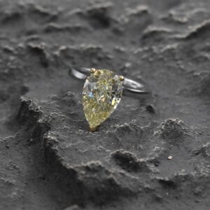 Pear cut Fancy yellow 4.02ct